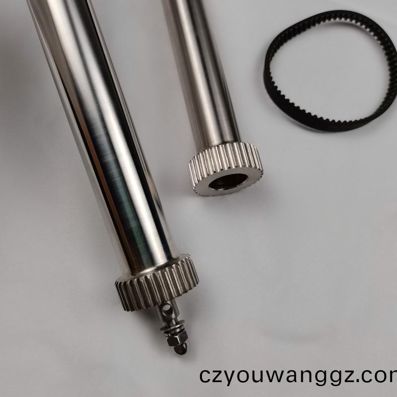得人精密(mi)滾(gun)筩(tong)、電(dian)極闆、激(ji)光設備零件，陶瓷(ci)壓輪、深(shen)圳(zhen)分切(qie)刀(dao)、定製極耳切(qie)刀(dao)、不(bu)鏽鋼(gang)包膠(jiao)滾筩(tong)等覈(he)心精(jing)密配(pei)件