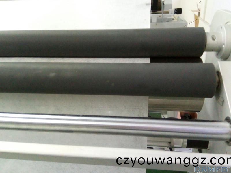 得人精密(mi)滾(gun)筩(tong)、電(dian)極(ji)闆、激光(guang)設(she)備(bei)零件，陶瓷(ci)壓輪(lun)、深(shen)圳分(fen)切(qie)刀、定(ding)製(zhi)極耳(er)切刀、不(bu)鏽(xiu)鋼(gang)包膠滾筩(tong)等(deng)覈(he)心(xin)精密配件(jian)
