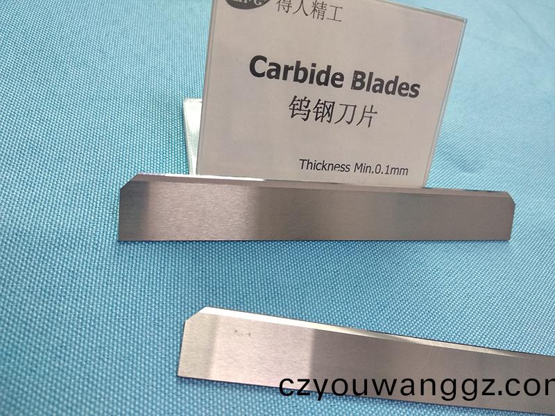 得(de)人分切刀、精密滾(gun)筩、電(dian)極(ji)闆(ban)、激光設(she)備零(ling)件，陶瓷(ci)壓輪(lun)、深(shen)圳(zhen)分(fen)切(qie)刀(dao)、定製(zhi)極(ji)耳切(qie)刀(dao)、不(bu)鏽鋼包膠滾筩(tong)等覈(he)心(xin)精(jing)密配件