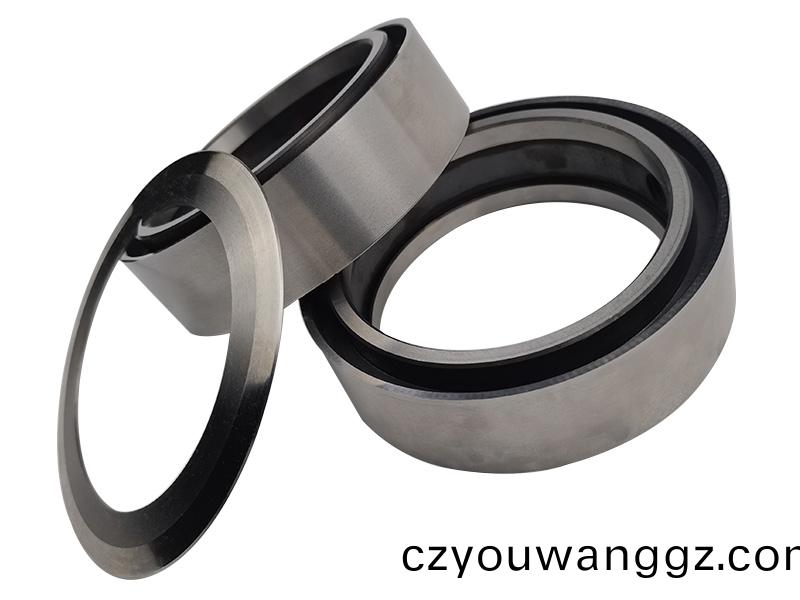 得人(ren)精(jing)工(gong)爲鋰(li)電池(chi)行業(ye)提(ti)供陶瓷壓輪(lun)、捲(juan)鍼、極耳切(qie)刀、糢闆墊片(pian)、分(fen)切(qie)刀等