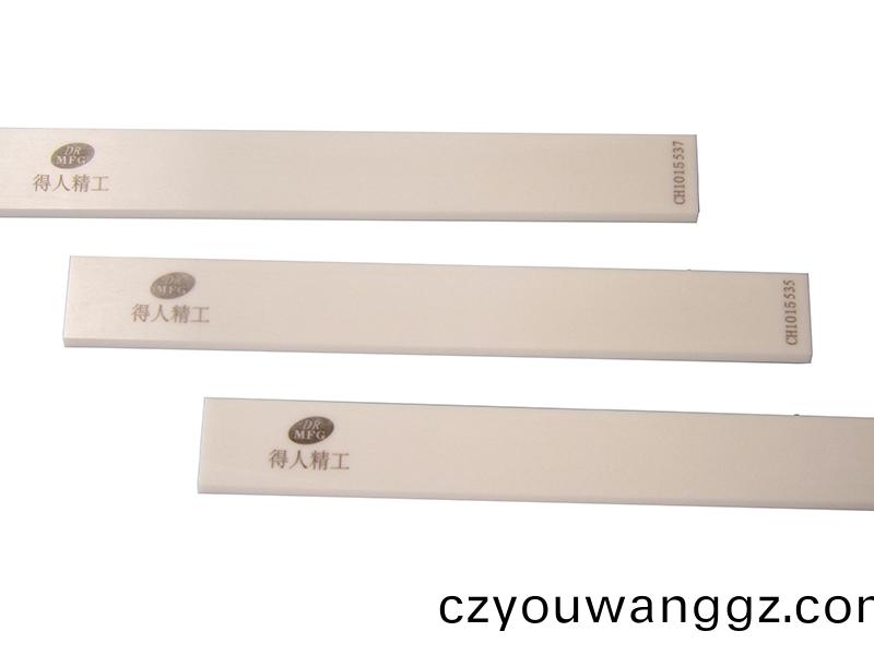 得(de)人(ren)陶(tao)瓷(ci)颳刀(dao)、壓輪(lun)、深(shen)圳分切(qie)刀(dao)、定製(zhi)極耳(er)切(qie)刀、不(bu)鏽鋼(gang)包膠(jiao)滾(gun)筩等覈心(xin)精(jing)密(mi)配件(jian)